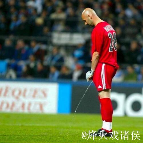 马赛vs纽卡比赛期间球迷厕所内行为出格